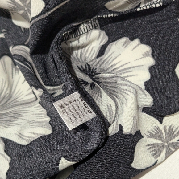 Women's Black and White Floral 3/4 Bell Sleeve Top Size: XL - Picture 10 of 10